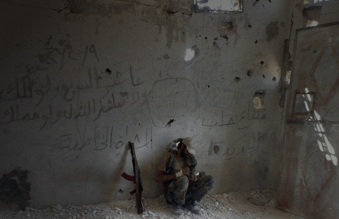 Soldado recibiendo la noticia de que su hermano ha muerto en combate / Ali Salami